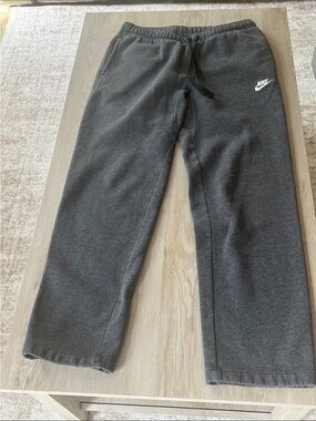Nike Gray Sweatpants Size Medium Fleece Lined Drawstring Athletic Lounge